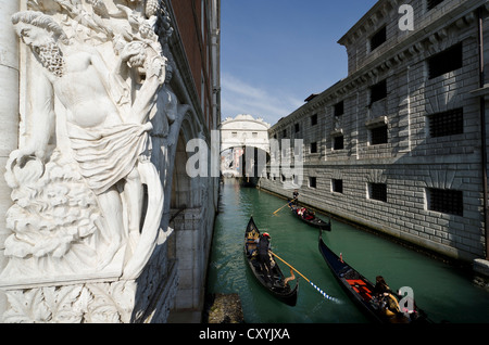 Die Seufzerbrücke, Ponte dei Sospiri, verbindet die ehemaligen Dogenpalast mit dem ehemaligen Gefängnis, Venedig, Veneto, Italien, Europa Stockfoto