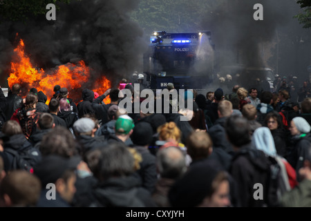 Einsatz von Wasserwerfern gegen Anti-Nazi-Demonstranten, die linke Demonstranten versucht, eine Kundgebung von Neonazis mit brennenden zu stoppen Stockfoto