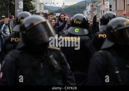 Hunderte von Menschen teilnehmen aus Protest gegen die rassistischen rechtsradikalen Partei DSSS gegen Roma-Familien, Usti Nad Labem Stockfoto