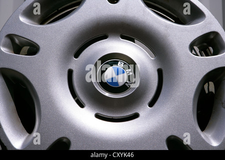BMW-Logo auf einer Silber Felge Stockfoto
