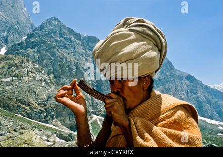 Shiva Sadhu Rauchen Marihuana hoch oben in den Bergen oberhalb von Badrinath, Uttaranchal, Indien, Asien Stockfoto