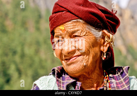 Porträt einer alten Frau, Besuch der Tempel von Gangotri als einen Pilger, Uttaranchal, Indien, Asien Stockfoto