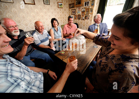 Der Verkauf des historischen Stube Pub the Sun Inn in Leintwardine, Herefordshire, die nach dem Tod des Inhabers Florenz Lane Stockfoto