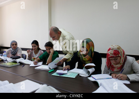 Palästinensische Studenten bei Vorlesungen in Abu Dis oder Abu Dis eine palästinensische Gemeinschaft, die zum palästinensischen Gouvernement von Jerusalem südöstlich von Jerusalem in Israel gehört Stockfoto