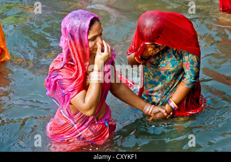 Zwei Frauen, die die Badewanne am Har-Ki-Pauri-Ghat, die berühmte Baden Ghat in Haridwar, Indien, Asien Stockfoto