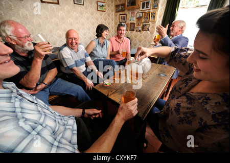 Der Verkauf des historischen Stube Pub the Sun Inn in Leintwardine, Herefordshire, die nach dem Tod des Inhabers Florenz Lane Stockfoto