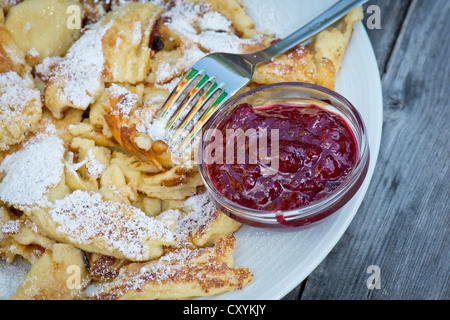 Kaiserschmarrn, eine traditionelle Österreichische Süßspeise mit Puderzucker und Cranberry Marmelade, Gabel, Stubaital Valley, Tyrol Stockfoto