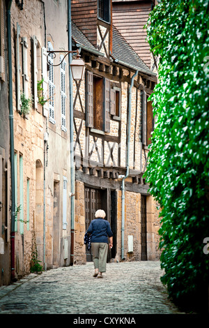 Straße mit alten Häusern, in Montignac, Vézère-Tal, Perigord, Frankreich, Europa Stockfoto