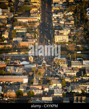 Luftbild zeigt das NASA Spaceshuttle Endeavour neben der Randy Donuts Wahrzeichen in Inglewood während auf einer 12-Meilen-Reise auf der Straße zu seinem neuen Haus an der California Science Center 12. Oktober 2012 in Los Angeles, Kalifornien. Endeavour 25 Missionen abgeschlossen, verbrachte 299 Tage im Orbit und umkreiste die Erde 4.671 Zeiten während der Reise 122,883,151 Meilen. Ab 30. Oktober das Shuttle werden auf dem Display in der Samuel erste Space Shuttle Endeavour anzeigen Pavillon. Stockfoto