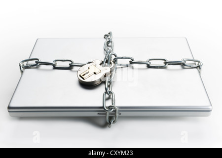 Geschlossene Laptop-Computer mit Kette umwickelt und Metallschlaufe Stockfoto