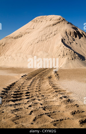 Schwere Reifenspuren führt zu einem Hügel aus Sand in einem kommerziellen Sandkasten, Quebec, Kanada Stockfoto