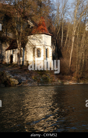 St. Wendel Zum Stein Kapelle am Ufer des Flusses in der Nähe von Doerzbach, Jagst Jagsttalbahn Tal, Region Hohenlohe Stockfoto