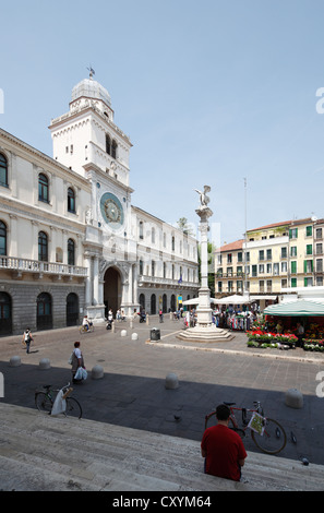 Palazzo del Capitanio Quadrat und die Clock tower mit der astronomischen Uhr, St.-Markus Spalte und der Löwenstatue Stockfoto