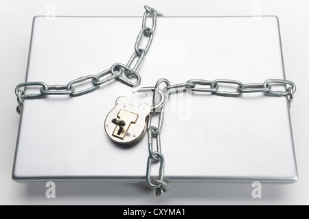 Vorhängeschloss mit Schlüssel und Kette umwickelt geschlossenen Laptop-Computer geöffnet Stockfoto