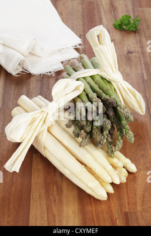 Frische, ungeschälte weißem und grünem Spargel Stockfoto
