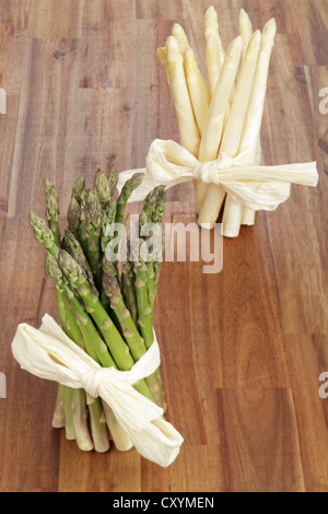 Frische, ungeschälte weißem und grünem Spargel Stockfoto