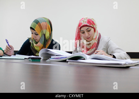 Palästinensische Studenten bei Vorlesungen in Abu Dis oder Abu Dis eine palästinensische Gemeinschaft, die zum palästinensischen Gouvernement von Jerusalem südöstlich von Jerusalem in Israel gehört Stockfoto