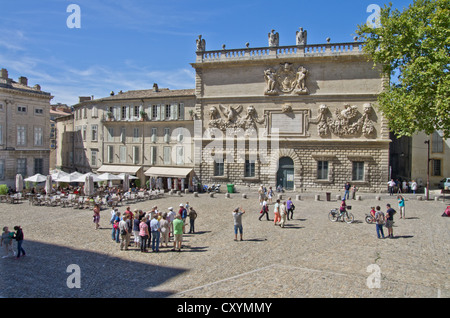 Avignon Place du Palais (Schlossplatz) und Hotel des Monnaies (päpstliche Minze) Stockfoto