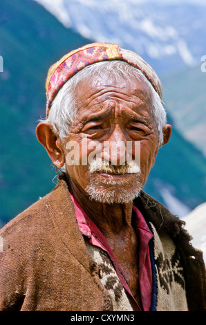 Porträt eines Bauern aus der entfernten Pangi Tal, Pangi, Indien, Asien Stockfoto