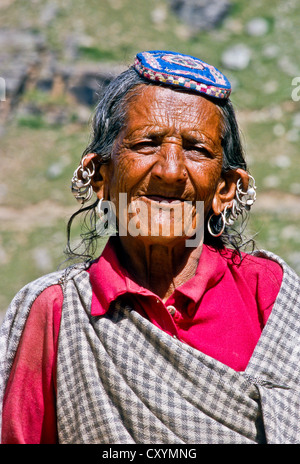 Porträt einer Dame Landwirt aus der entfernten Pangi Tal, Pangi, Indien, Asien Stockfoto