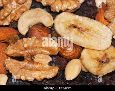Studentenfutter mit Nüssen, getrocknete Bananenchips, Haselnüsse, Cashewnüsse und Rosinen Stockfoto