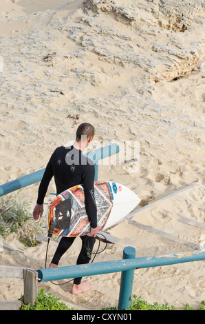 Surfer, die mit einem Surfbrett an Surfers Point, Prevelly, Margaret River, Western Australia Stockfoto