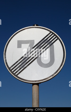 Verkehrszeichen, Ende der 70 km/h Höchstgeschwindigkeit zone Stockfoto