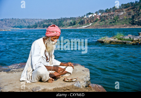 Pilger beten am Morgen an den Heiligen Narmada Fluss, Omkareshwar, Indien, Asien Stockfoto