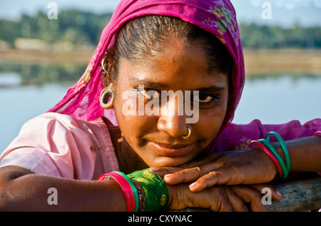 Porträt einer jungen Frau, arbeiten in der Salzfelder von Diu, Indien, Asien Stockfoto