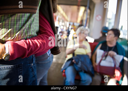 Junges Paar umarmt auf einer u-Bahn in Wien, Österreich. Stockfoto