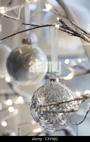 selektiven Fokus auf Silber Glas Weihnachtsschmuck Baum Stockfoto