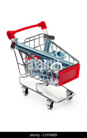 Supermarkt-Einkaufswagen, beladen mit sortierten Stahl Schrauben und Muttern, isoliert auf weißem Hintergrund Stockfoto