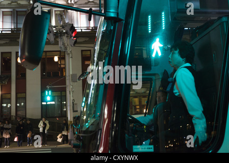 Japanische Frau Bus Fahrer warten Ampel, Kyoto, Japan Stockfoto