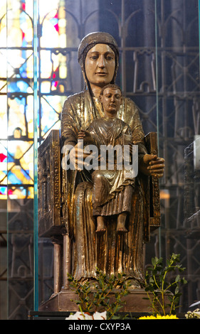 Sitzende Statue der Jungfrau Maria, Notre Dame des Fers, 12. Jahrhundert, Notre Dame, romanische Kirche, genannt Orcival, Puy de Dome Stockfoto