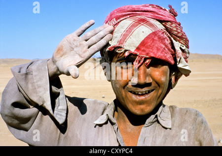 Straßenarbeiter, Straßenbau auf der Straße zwischen Taftan und Quetta, Nok Kundi, Belouchistan, Pakistan, Asien Stockfoto