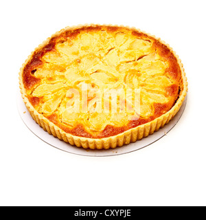 Birne und Frangipane Tart isoliert auf einem weißen Studio-Hintergrund. Stockfoto