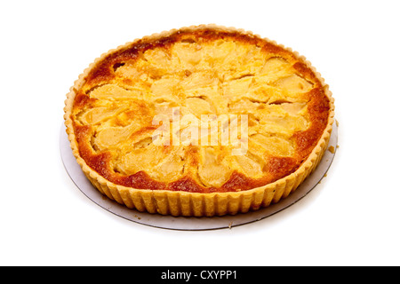 Birne und Frangipane Tart isoliert auf einem weißen Studio-Hintergrund. Stockfoto