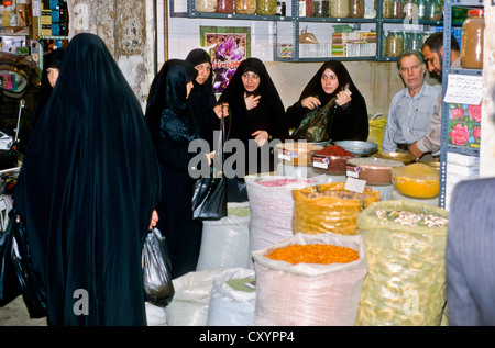 Frauen, gekleidet in den Tschador, Einkaufen in den Bazar von Isfahan, Iran, Asien Stockfoto