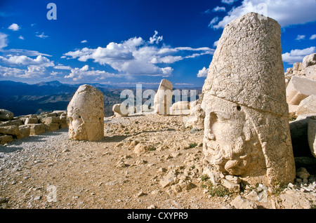 Nemrut Dagi, Grab-Heiligtum des Königs Antiochus, flankiert von riesigen Statuen errichtet auf einem Berg im Taurus-Gebirge, Adiyaman Stockfoto