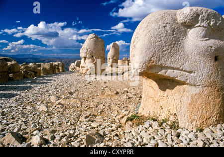 Nemrut Dagi, Grab-Heiligtum des Königs Antiochus, flankiert von riesigen Statuen errichtet auf einem Berg im Taurus-Gebirge, Adiyaman Stockfoto