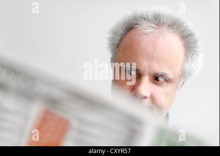Ein Mann liest Zeitung, staunen, North Rhine-Westphalia Stockfoto