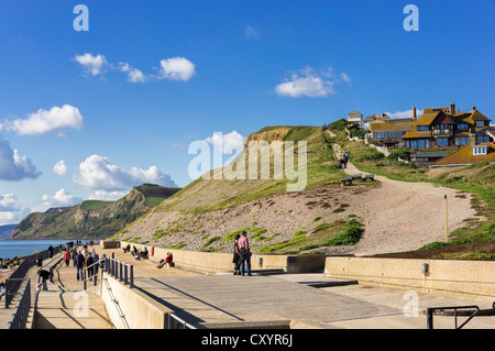 West Bay, Dorset, Großbritannien in der Nähe von bridport-Promenade und der Küste entlang bis hoch auf den Klippen Stockfoto