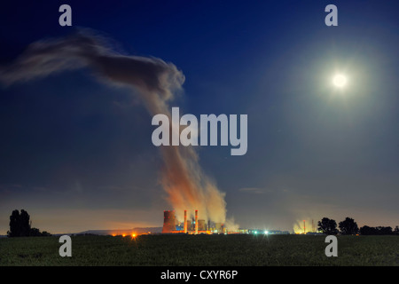 Niederaußem-Kohlekraftwerk, nachts bei Vollmond, Niederaußem, North Rhine-Westphalia Stockfoto