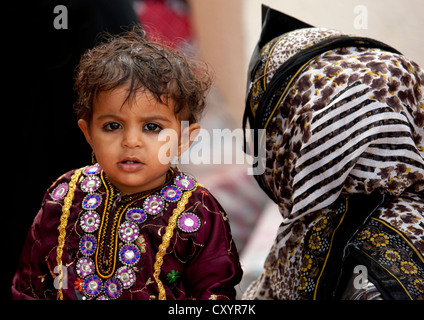 Beduinen Baby Mädchen tragen traditionelle Kleidung, Sinaw, Oman Stockfoto