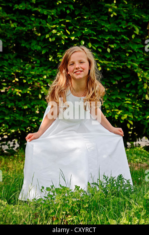 Mädchen, 9 Jahre, in einem weißen Erstkommunion Kleid, Region Münsterland, Nordrhein-Westfalen Stockfoto