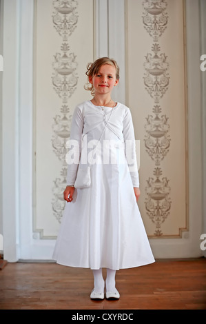 Mädchen, 9 Jahre, in einem weißen Erstkommunion Kleid, Region Münsterland, Nordrhein-Westfalen Stockfoto