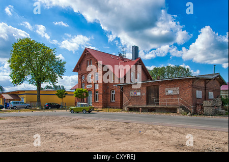 Rehna-Station und ein grünes Trabant Auto, Rehna, Mecklenburg-Vorpommern Stockfoto