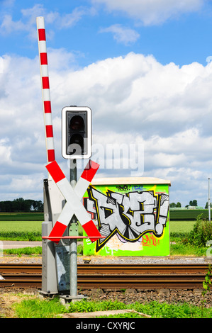 Öffnen Sie-Bahnübergang mit Andreaskreuz, Grevenbroich, Nordrhein Westfalen Stockfoto