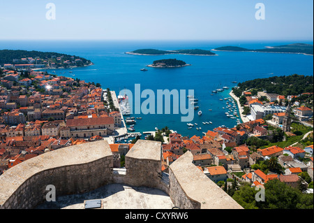 Blick auf die Stadt und den Hafen von Hvar aus der Festung Spanjola, Kroatien, Europa Stockfoto