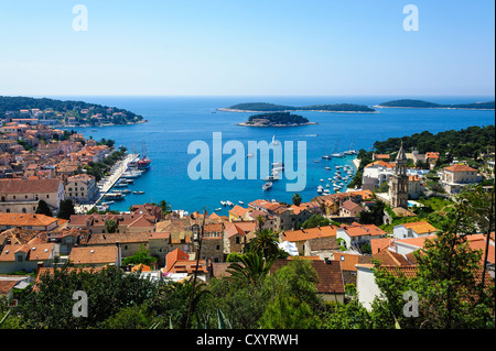 Hafen von Hvar auf der kroatischen Insel Hvar, Kroatien, Europa Stockfoto